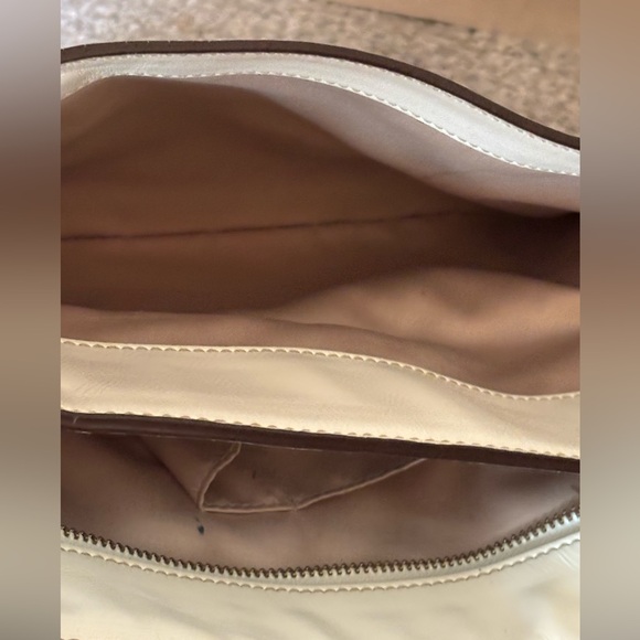 Elegant Cream Vintage Coach Shoulder Bag - Picture 6 of 12